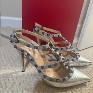 Excellent pre-owned condition 
Light Metallic Python Embossed Leather